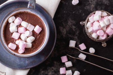 Marşmelovlu sıcak çikolata