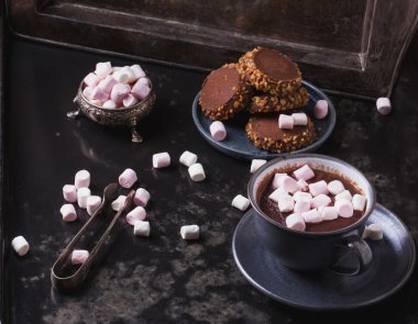 Marşmelovlu sıcak çikolata