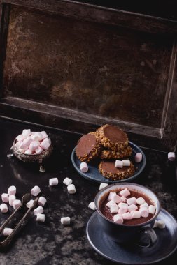 Marşmelovlu sıcak çikolata