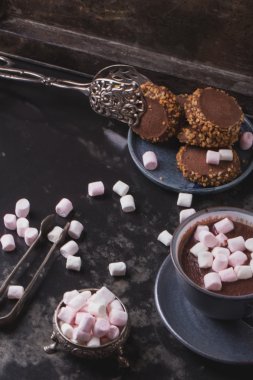 Marşmelovlu sıcak çikolata