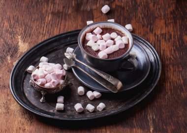 Marşmelovlu sıcak çikolata