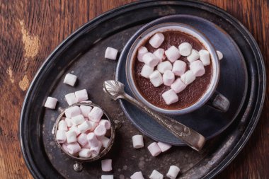 Marşmelovlu sıcak çikolata