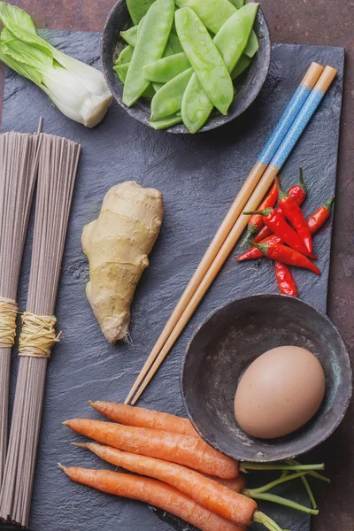 Soba nudlar matlagning ingredienser — Stockfoto