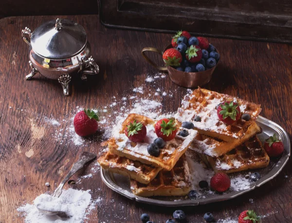 Waffles belgas com bagas e açúcar — Fotografia de Stock