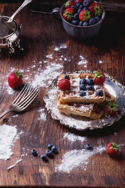 벨기에 와플 딸기와 설탕 — 스톡 사진