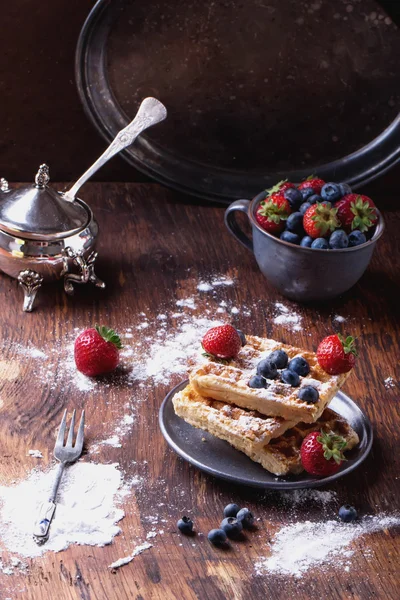 벨기에 와플 딸기와 설탕 — 스톡 사진
