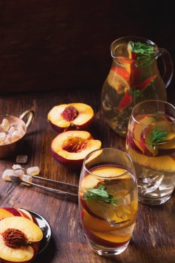 Şeftalilerin buzlu çay