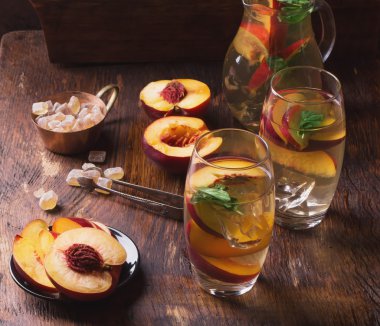 Şeftalilerin buzlu çay