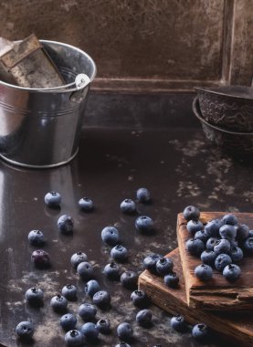 Yaban mersini siyah metal zemin üzerine