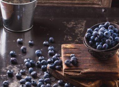 Yaban mersini siyah metal zemin üzerine