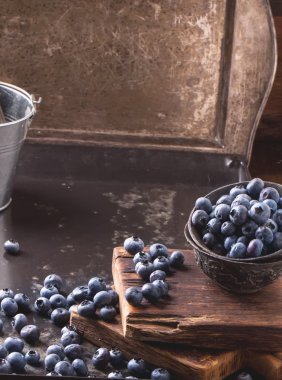 Yaban mersini siyah metal zemin üzerine