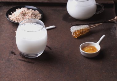 Pirinç sütü pirinç taneleri, bal ve kuru gül ile