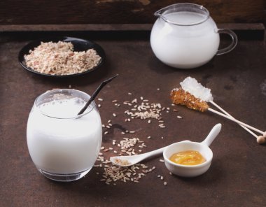 Pirinç sütü pirinç taneleri, bal ve kuru gül ile