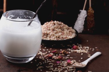 Pirinç sütü pirinç taneleri, bal ve kuru gül ile