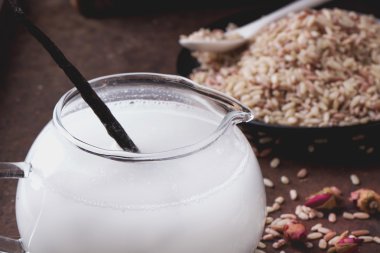 Pirinç sütü pirinç taneleri, bal ve kuru gül ile