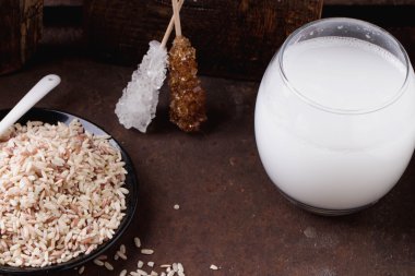 Pirinç sütü pirinç taneleri, bal ve kuru gül ile