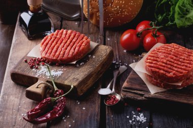 Ev yapımı hamburger yemek