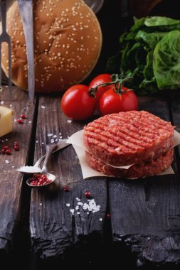 Ev yapımı hamburger yemek