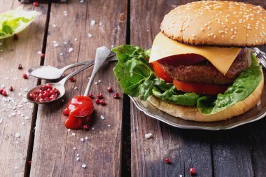 Ev yapımı hamburger yemek