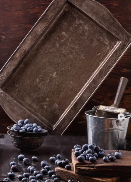 Blueberry pada latar belakang logam hitam — Stok Foto