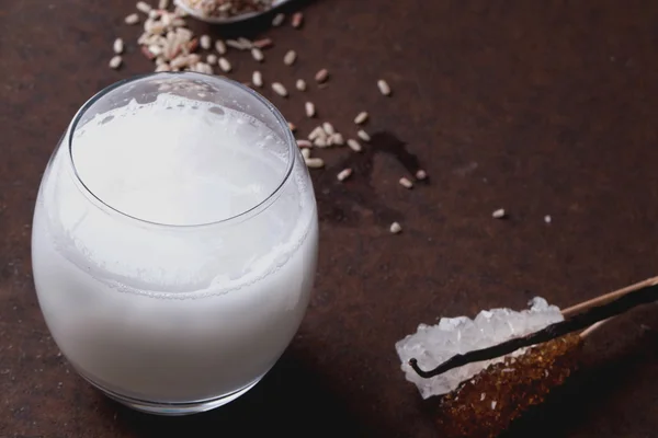 Leche de arroz con granos de arroz, miel y rosas secas — Foto de Stock