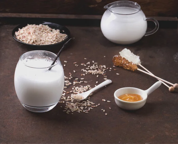 Ris mjölk med riskornen, honung och torr rosor — Stockfoto
