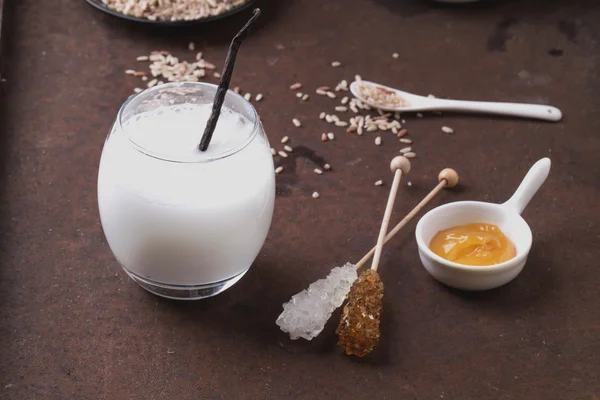 Leche de arroz con granos de arroz, miel y rosas secas — Foto de Stock