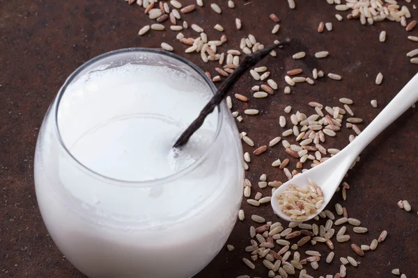 Leche de arroz con granos de arroz, miel y rosas secas — Foto de Stock