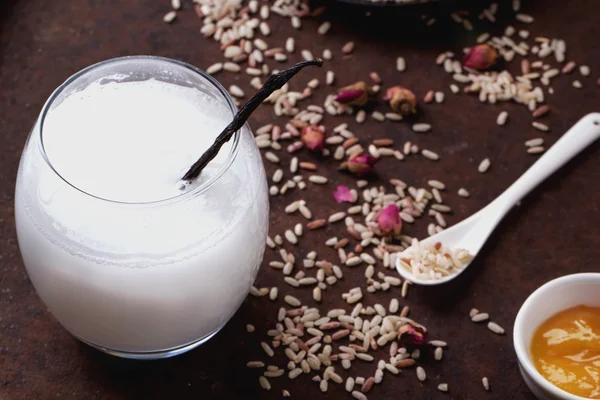 Reismilch mit Reiskörnern, Honig und trockenen Rosen — Stockfoto