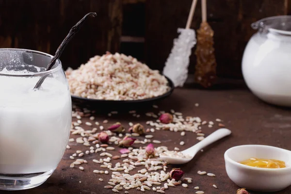 Leche de arroz con granos de arroz, miel y rosas secas — Foto de Stock