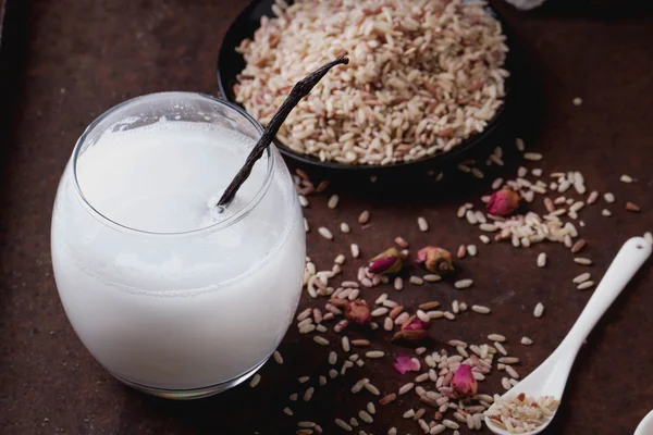 Reismilch mit Reiskörnern, Honig und trockenen Rosen — Stockfoto