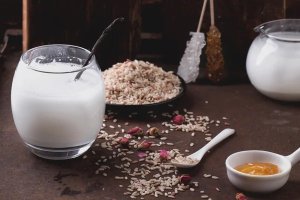 Reismilch mit Reiskörnern, Honig und trockenen Rosen — Stockfoto