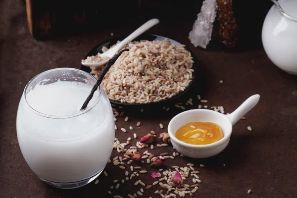 쌀 우유 쌀 곡물, 꿀, 마른 장미 — 스톡 사진