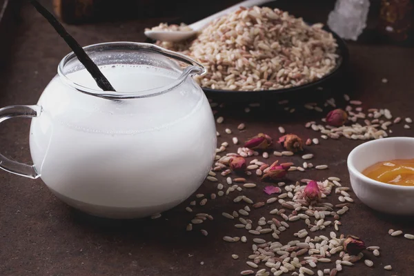 Rijstmelk met rijstkorrels, honing en droge rozen — Stockfoto