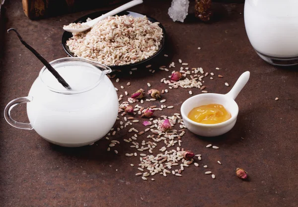 Rijstmelk met rijstkorrels, honing en droge rozen — Stockfoto