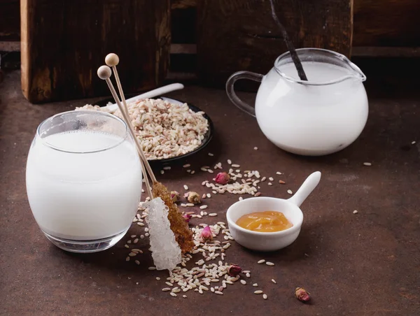 Reismilch mit Reiskörnern, Honig und trockenen Rosen — Stockfoto