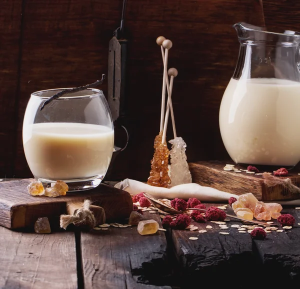 Havremjölk med flingor och socker — Stockfoto