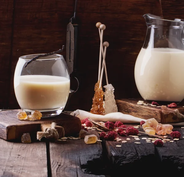 Leche de avena con copos y azúcar — Foto de Stock