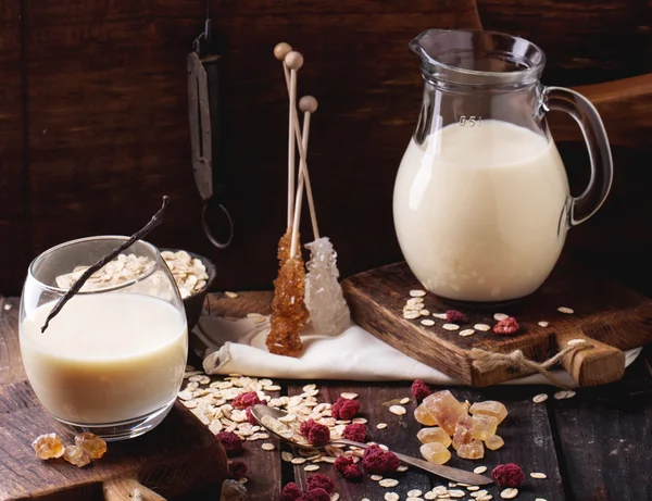 Leche de avena con copos y azúcar — Foto de Stock