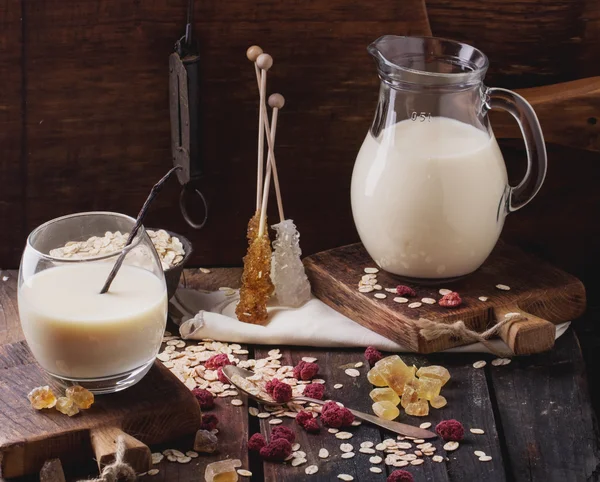 Havremjölk med flingor och socker — Stockfoto