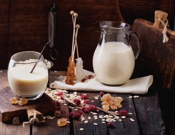 Hafermilch mit Flocken und Zucker — Stockfoto