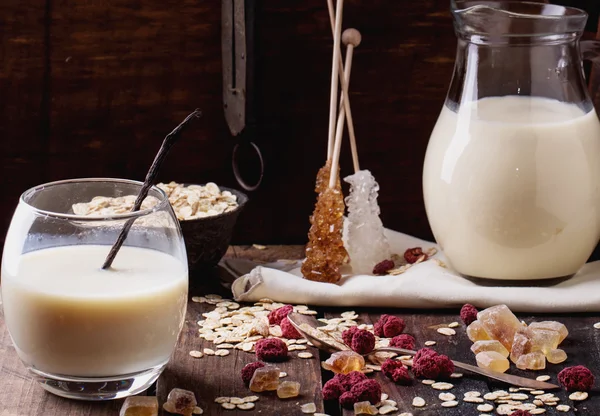 Leche de avena con copos y azúcar — Foto de Stock