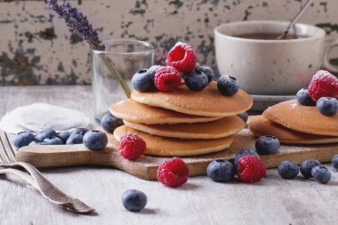 çilek ve çay ile Pancakes