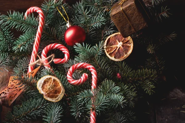 Cana de Natal doces na árvore de pele — Fotografia de Stock