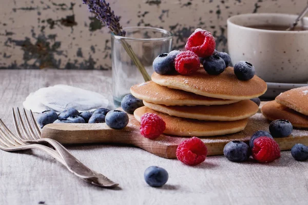 Tortitas con bayas y té — Foto de Stock