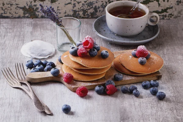 Tortitas con bayas y té — Foto de Stock