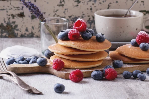 Tortitas con bayas y té — Foto de Stock