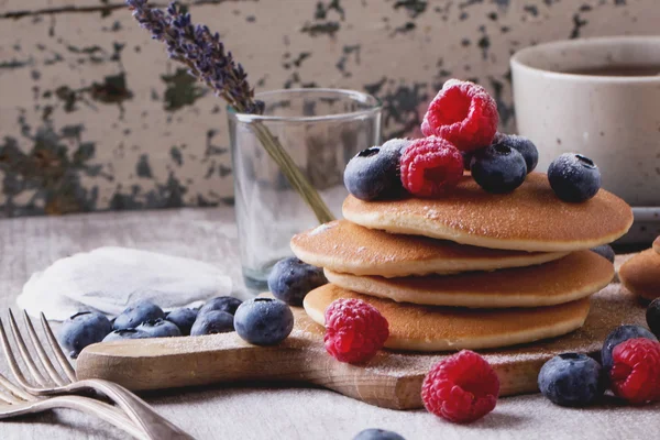 Tortitas con bayas y té — Foto de Stock