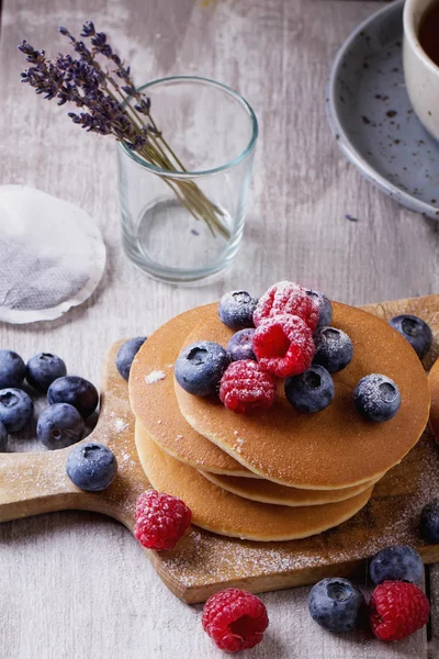 Pancakes with Berries and tea — Stock Photo, Image