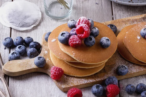 Pancakes with Berries and tea — Stock Photo, Image